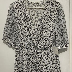 New white & black flower patterned wrap-style blouse - women’s size XL.
